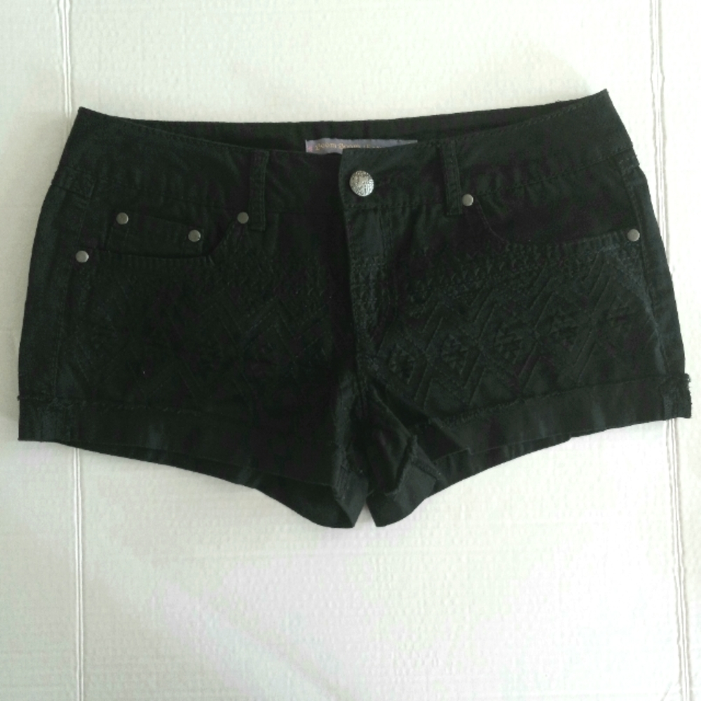 Boom Boom Jeans size 11 women's shorts black with embedded design